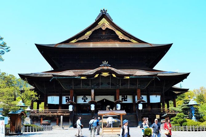 1-Day Snow Monkeys, Zenko-ji Temple & Sake in Nagano