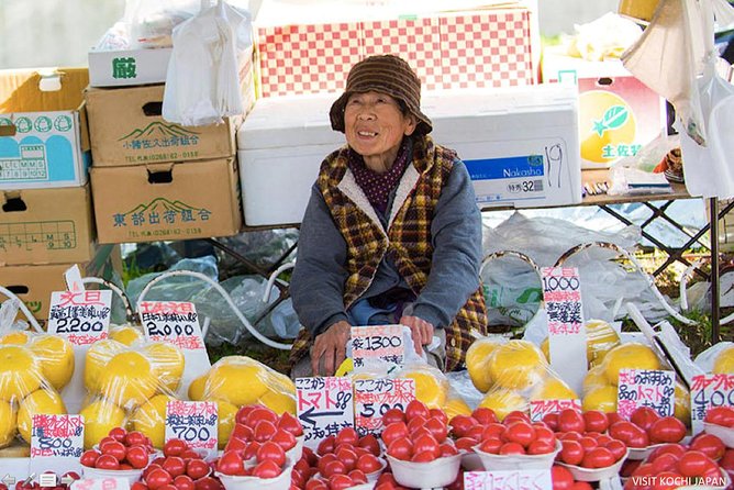 Experience the Energy of Kochi: Sunday Market Tour Includes Kochi Castle