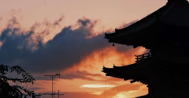 Kyoto: Gion Nighttime Walking Tour With a Local Guide