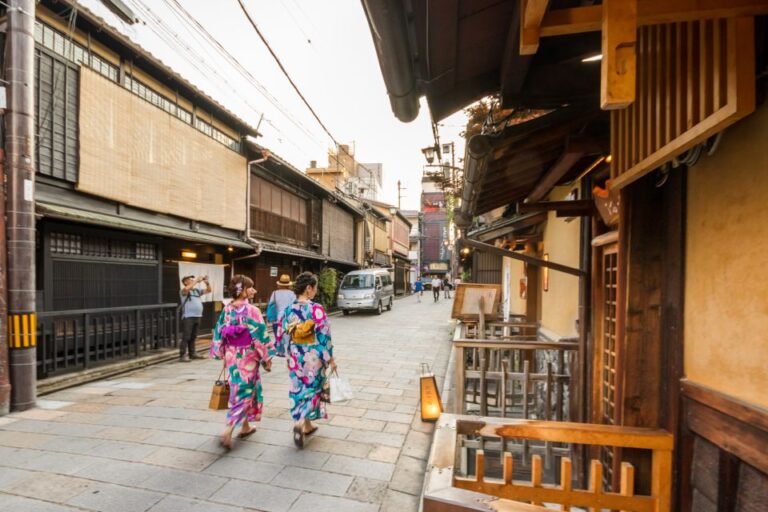 Night Walk in Gion: Kyotos Geisha District