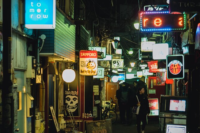 Private Shinjuku Evening Walking Tour With a Local Guide