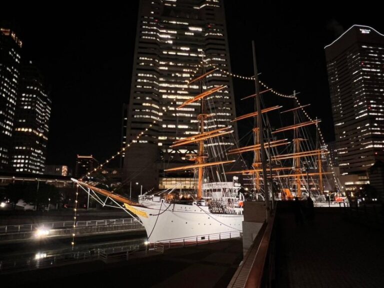 Yokohama 1.5 H Night View Walking Tour in Minatomirai