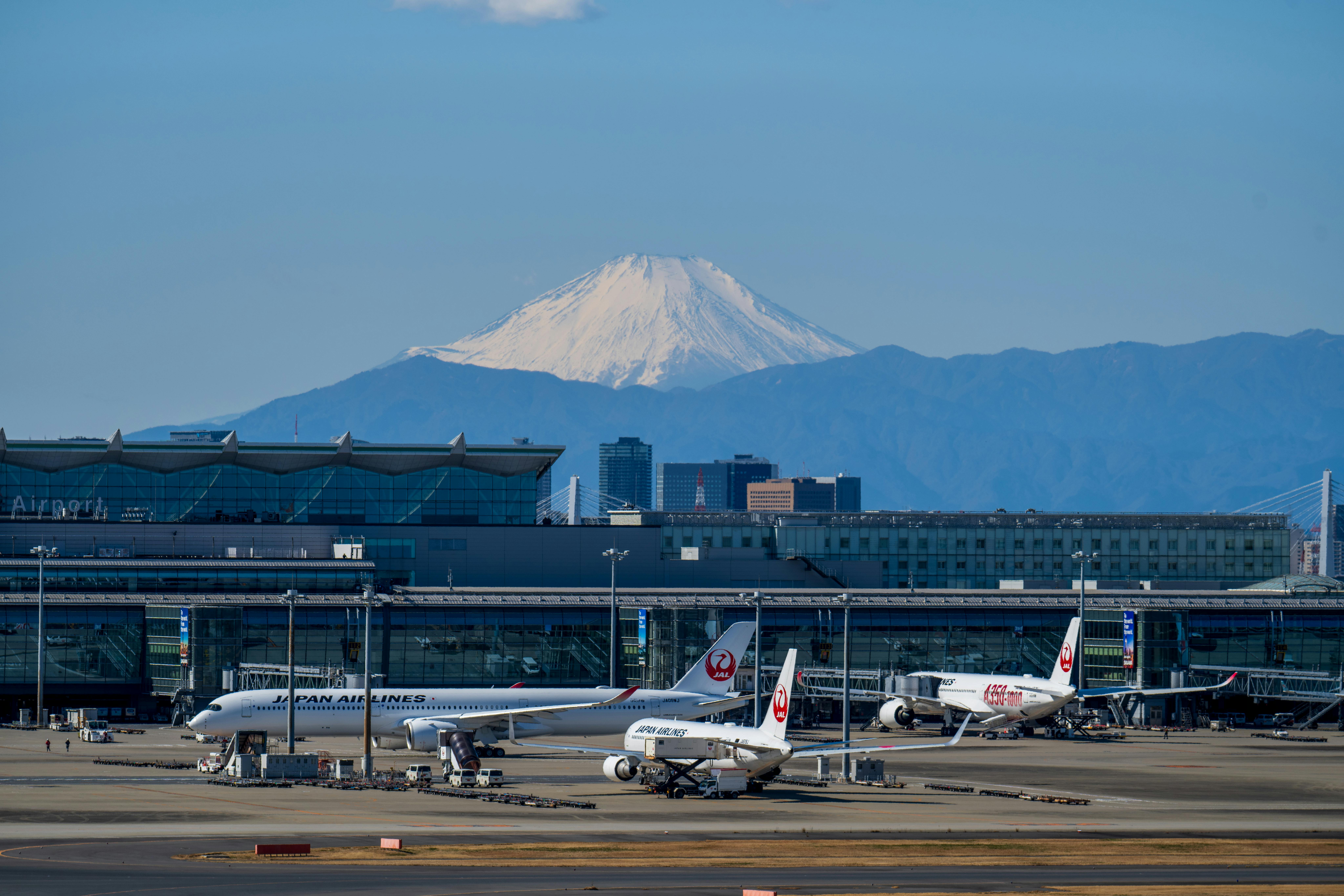 Haneda tarmac planes