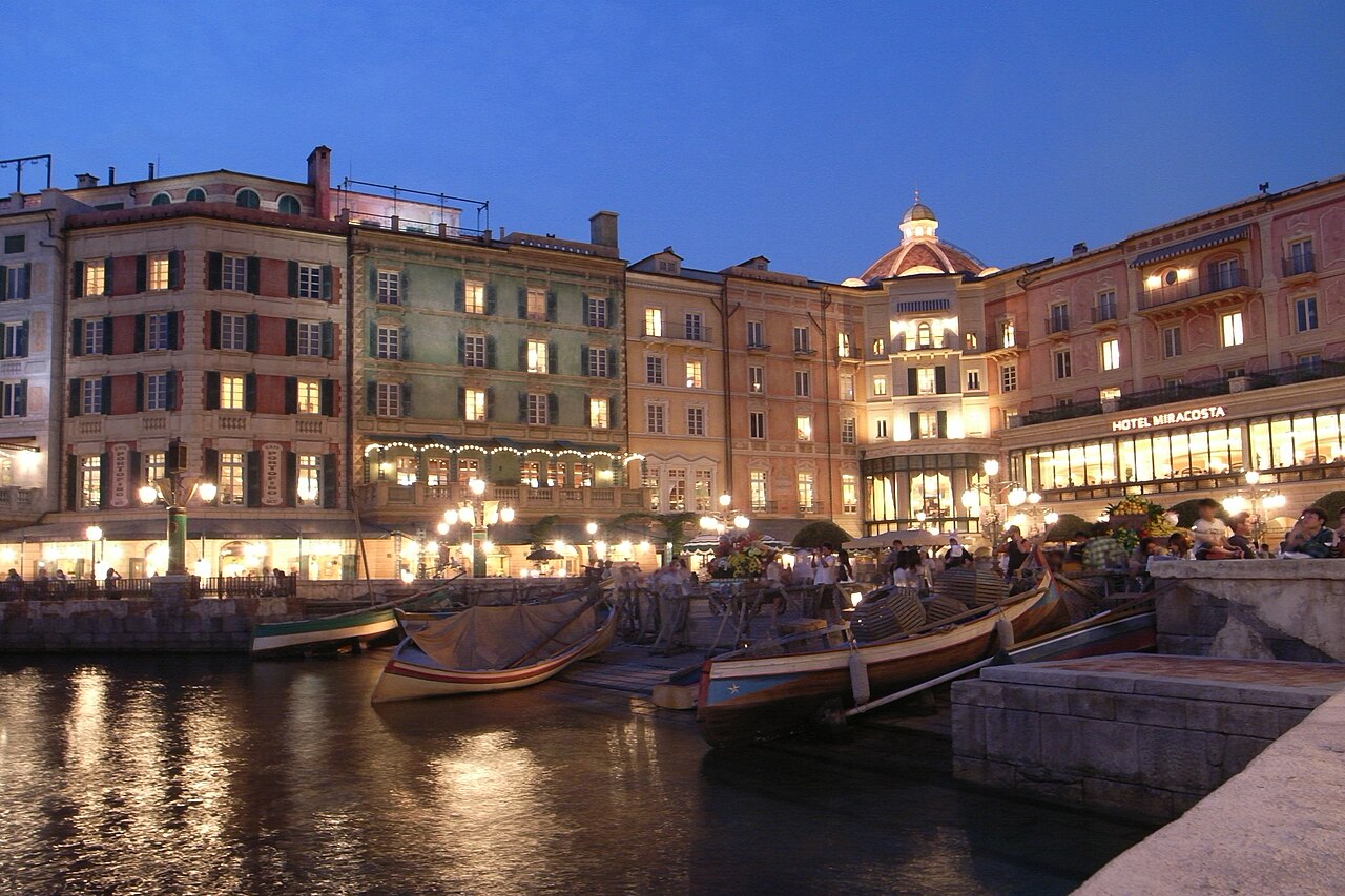 Hotel MiraCosta at Tokyo DisneySea at night