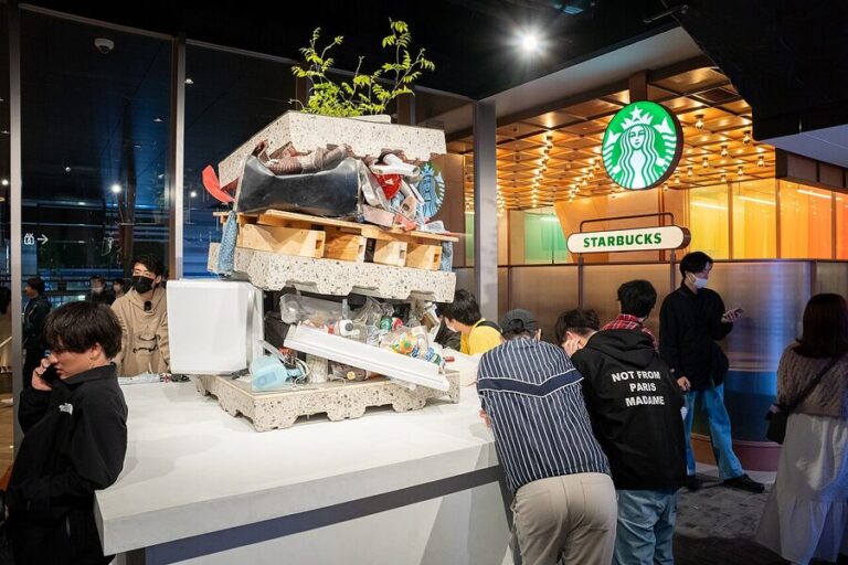 Tokyu Kabukicho Tower: 1956 to Now on One Site