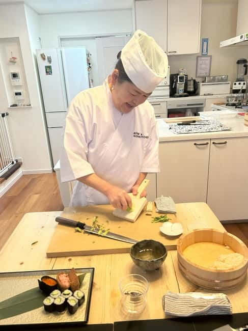 AKEMI's SUSHiKiTCHEN: A fun sushi cooking lesson in Tokyo - Why the small group matters