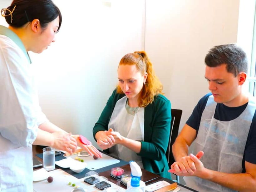 At an Antique Shop, Tea Ceremony and Japanese Sweets Forming - Why this antique shop changes the experience