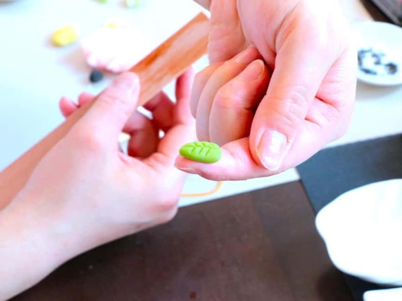 At an Antique Shop, Tea Ceremony and Japanese Sweets Forming - Starting with a slow look at the tableware