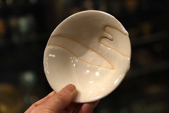 Authentic Pure Gold Kintsugi Workshop with Master Taku in Tokyo - Option B: black plate with a gold finish
