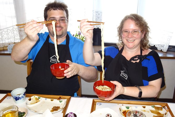 Experience all of Japanese culture and Japanese food experience classes "origami, udon, Japanese food, green tea, calligraphy" in 4 hours - Preparing sushi, gyoza, and tempura
