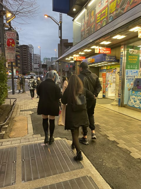 Expert Anime Guide in Akihabara with a maid witch - One and a half hours through Akihabara