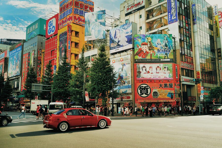 Expert Anime Guide in Akihabara with a maid witch - Gatcha Place and the Japanese game center