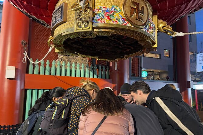 Explore Asakusa's historic landmarks - Meeting by Kaminarimon Gate