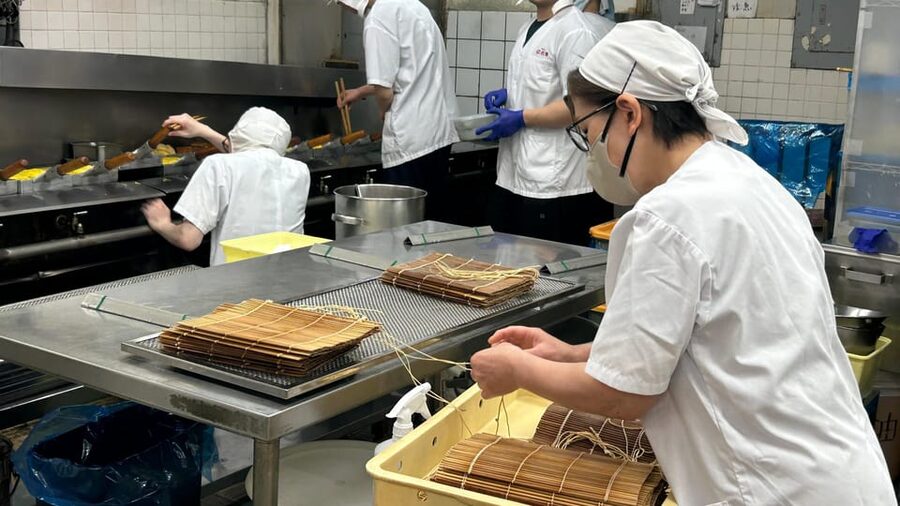 【Family pack】Tokyo: Tsukiji fish market food tour - Three hours among Tsukiji’s seafood stalls