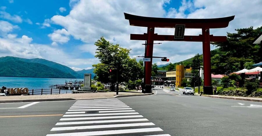 From Tokyo: Nikko Full-Day Sightseeing Trip - Shinkyo Bridge: a graceful first stop