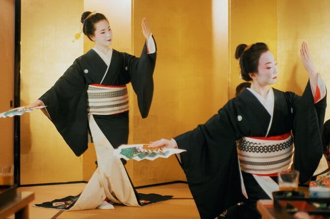 Geisha Entertainment Experience in Tokyo - Geisha arts in a shrine precinct