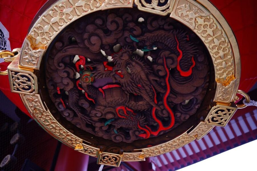Guided Tour of Walking and Photography in Asakusa in kimono - Nakamise Shopping Street adds movement and color