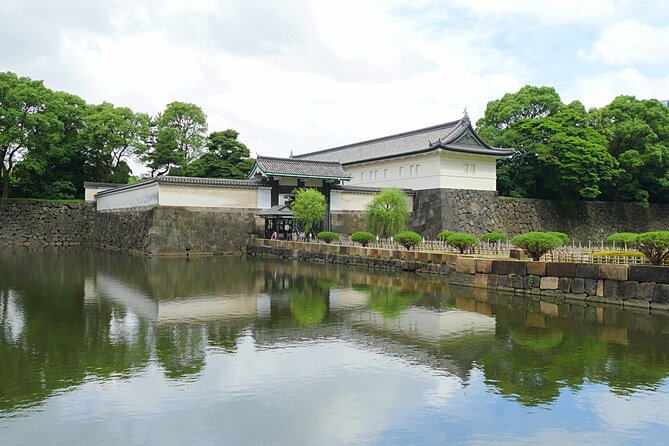 Imperial Palace East Garden and Edo Castle Walking Tour in Tokyo - A small group makes the walk easier