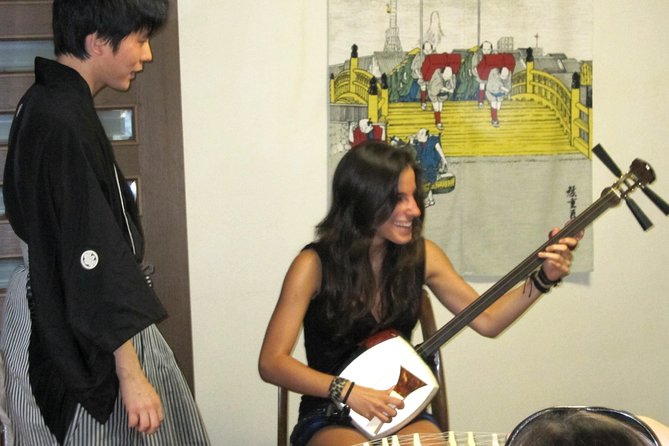 Japanaese tradtional Tsugaru Shamisen music lesson in Tokyo - Your First Sound on the Tsugaru Shamisen