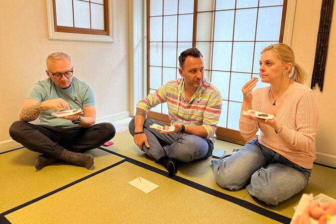 Japanese Sweets Making & Tea Ceremony in Yokohama, suburban Tokyo - Entering the tatami room and learning the guest’s role