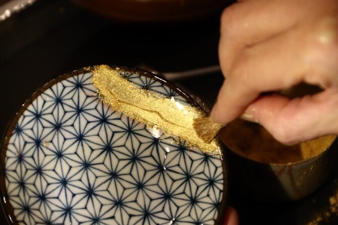 Kintsugi Experience: Art of Golden Joinery in Tokyo - Putting on a samue and meeting your teacher