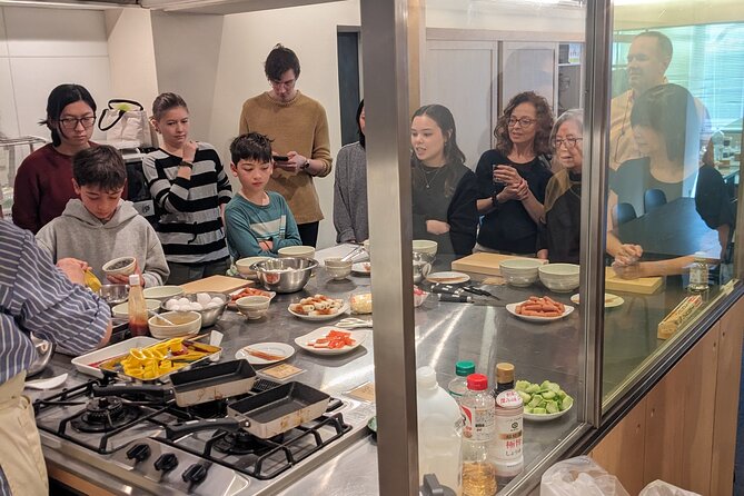 Making a bento box with cute character look in Japan - The role of the instructor and group size