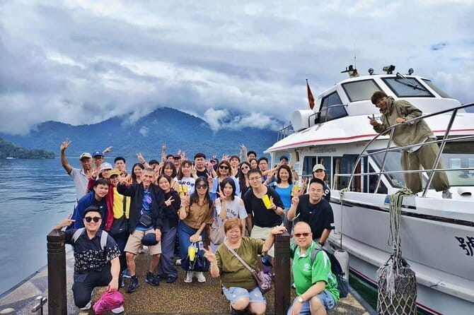 Mount Fuji Day Tour:Lake Kawaguchi, HealingVillage,Oshino Hakkai - Guides, group size, and the day’s rhythm