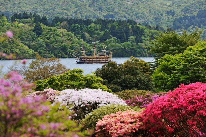 Mt. Fuji & Hakone: Fuji Sengen Shrine, Cruise, and Ramen-Making - Oshino Hakkai and Mt. Fuji spring water