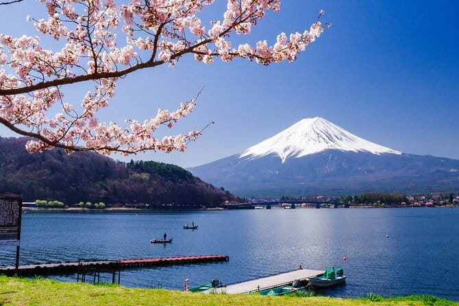 Mt. Fuji Tours to Lake Kawaguchi and Yamanaka Onsen English Guide - What this Mt. Fuji day trip actually offers