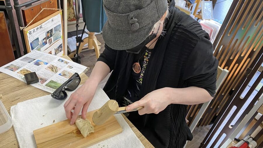 Private Workshop for Making Paper Last 1,000 years in Ueno - The drying break with Kozo-leaf tea