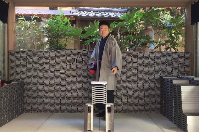 Refreshing in Asakusa! Tile-breaking / kawara smash in Asakusa, Tokyo - Clothing and gloves make it more fun