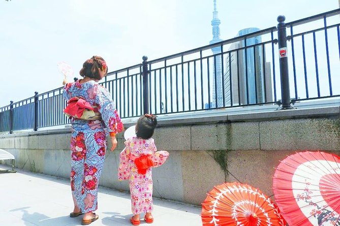 Ride a rickshaw wearing a kimono in Asakusa! Enjoy authentic traditional culture! - Changing into a kimono at HANAKA