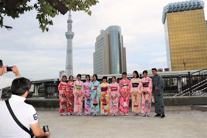 Ride a rickshaw wearing a kimono in Asakusa! Enjoy authentic traditional culture! - The rickshaw pickup and the short ride