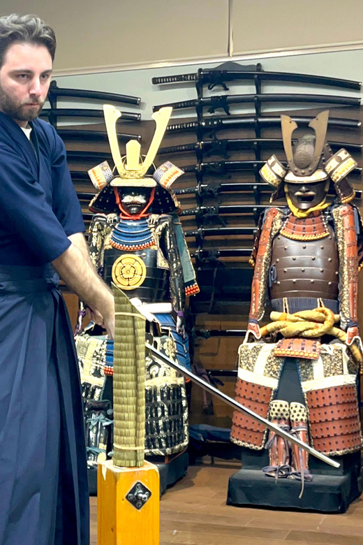 Samurai sword cutting experience - Practicing the swing before cutting