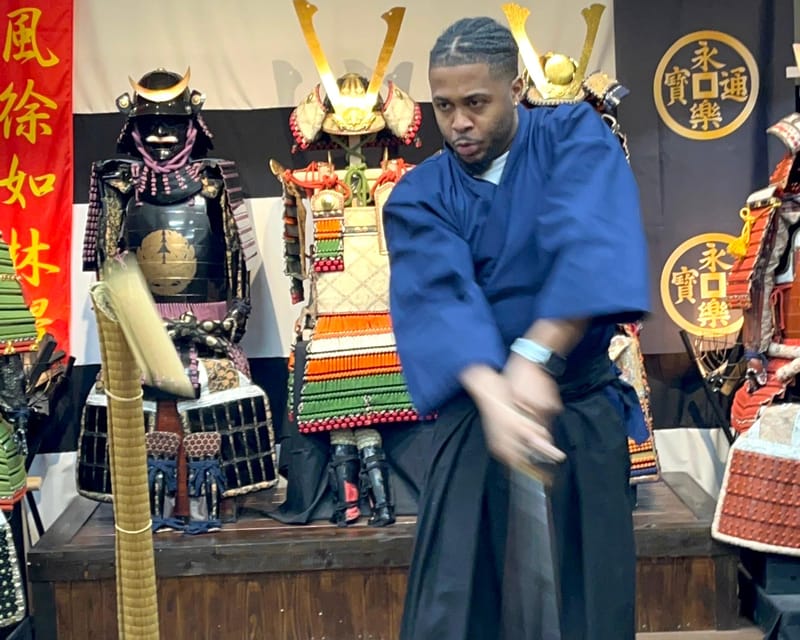 Samurai sword cutting experience - Watching the teacher cut first
