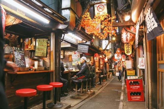 Shinjuku Golden Gai Food Tour in Spanish - Kabukicho, Robot Restaurant, and Samurai Museum