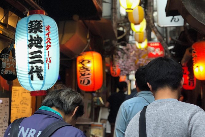 Shinjuku Golden Gai Food Tour in Spanish - Entering Golden Gai and ending at Araku Bar