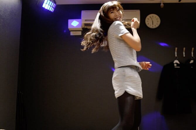 Shuffle Dance in Tokyo with a TikTok Star - Intermediate Level - Forty minutes of shuffle choreography