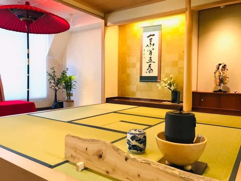 Tea ceremony experience in Japanese-style room 60min - Watching Ryouko prepare the matcha