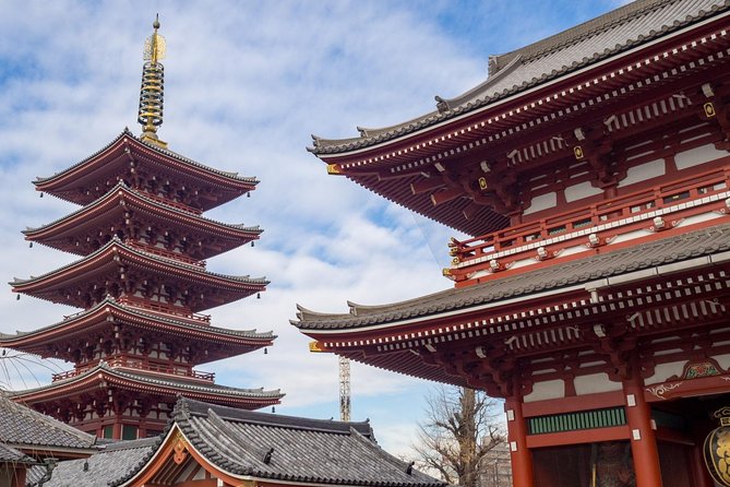 Tokyo Asakusa Half Day Walking Tour with Local Guide - Kaminarimon Gate, the theatrical entrance to Senso-ji