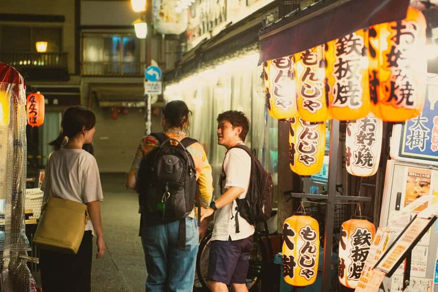 Tokyo: Asakusa Sensoji Night Walk with a Local Brandy - Night photography around Sensoji
