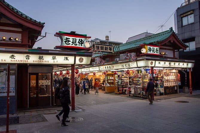 Tokyo Asakusa Sensoji Temple Night Walking Tour - Kaminarimon Gate and the first ten minutes