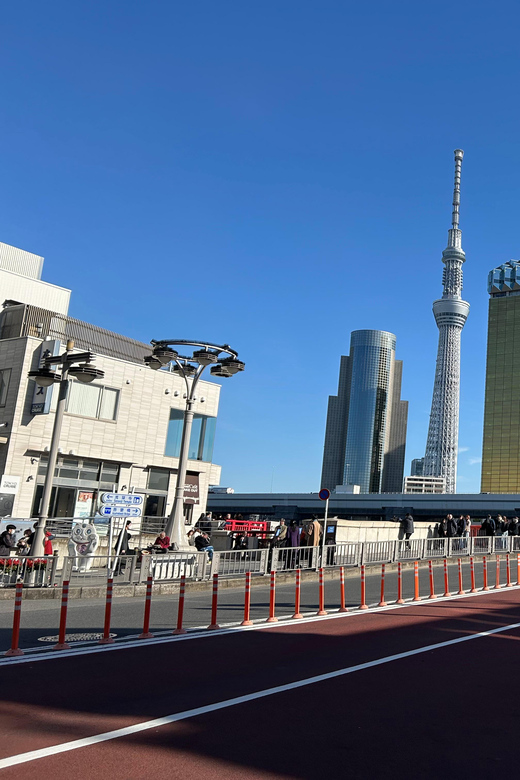 Tokyo Asakusa sightseeing and history walking tour - Meeting beneath Kaminarimon’s giant lantern