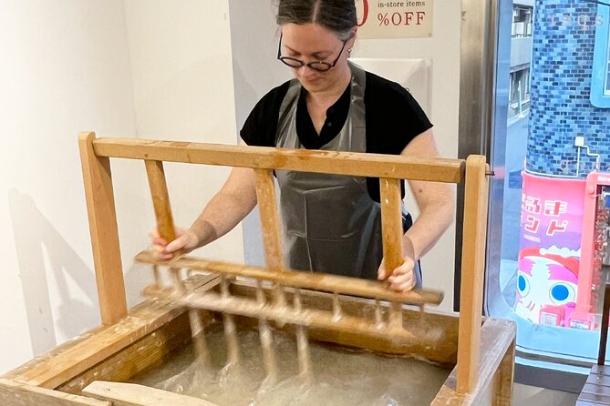 【Tokyo/Asakusa】Traditional Japanese Washi Papermaking experience - Put on samue and start the hands-on work