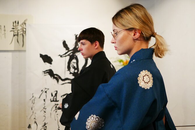 Tokyo : Authentic Samurai Experience in a Private Space. - Changing into formal samurai clothing