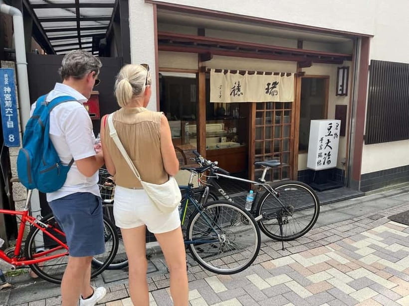 Tokyo Bike Tour: Shibuya, Harajuku & Hidden Gems - How the Guide Affects the Experience