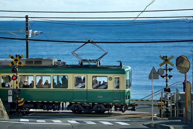 Tokyo: Bus Tour to Kamakura Great Buddha & Enoshima with Pickup - Kamakura High School and the Slam Dunk crossing