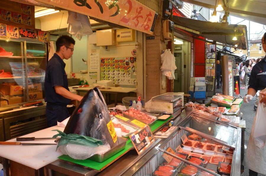Tokyo: Classic Tsukiji Food Tour - Following the market lanes with a local guide