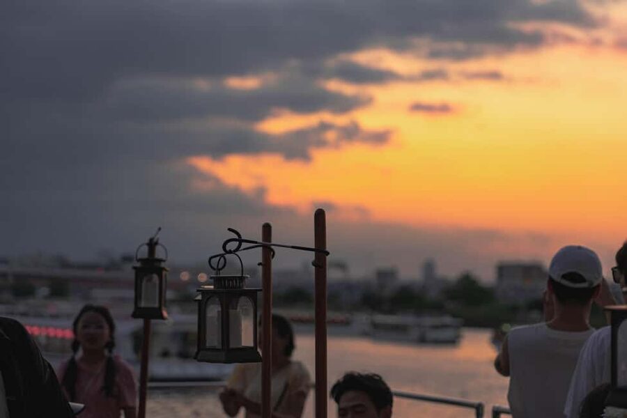 Tokyo: Dance Show & Performance Dinner Cruise & Tokyo Tower - Music, singing, and a friendly crew