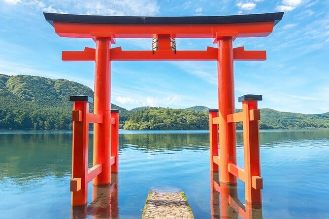 Tokyo Day Tour in Mt. Fuji, Lake Ashi Cruise and Owakudani Cable - Hakone Shrine and the red torii on Lake Ashi